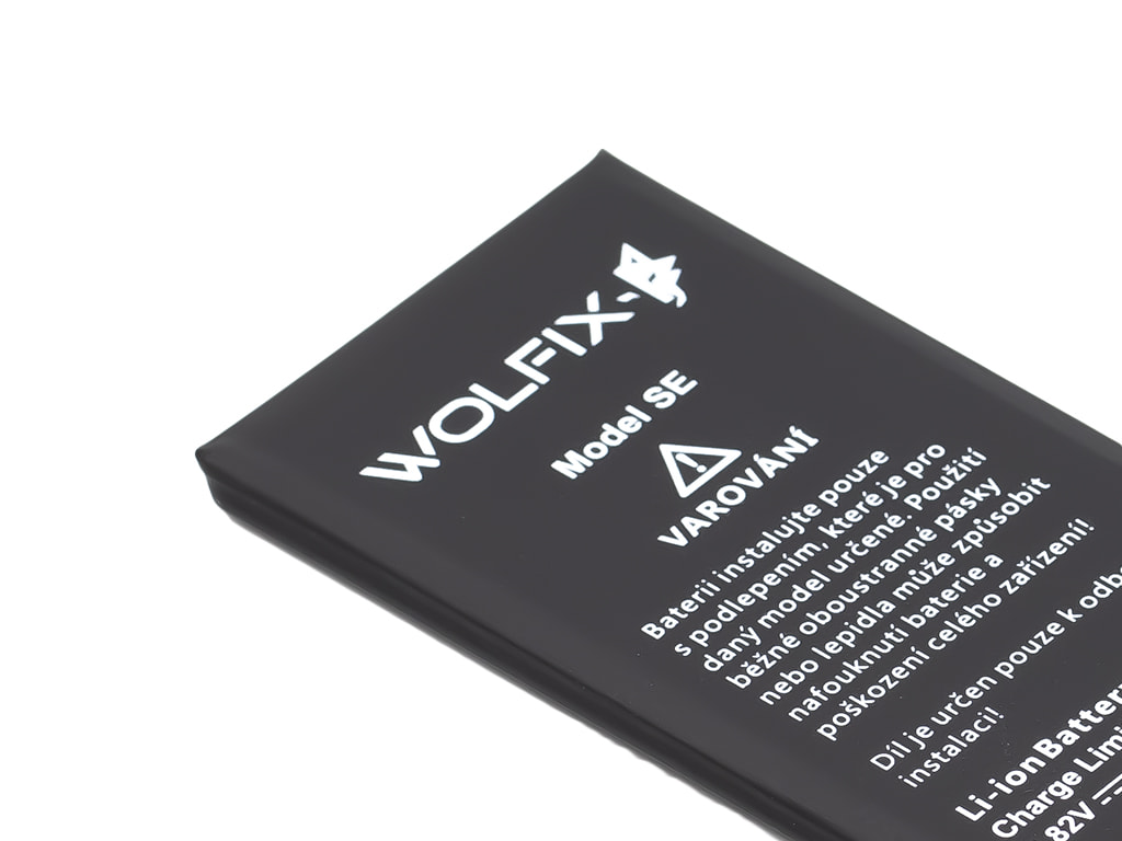 Proces výměny baterie u iPhonu SE 2016 v servisu Praha 5